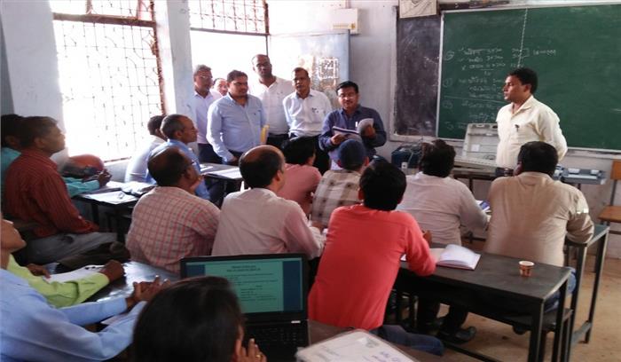 चुनाव प्रक्रिया में पीठासीन सहित मतदान दलों की भूमिका महत्वपूर्ण: कलेक्टर