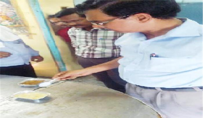 गाड़ियों में पेंट्रीकार का निरीक्षण कर खानपान की बेहतर गुणवत्ता सुनिश्चित की