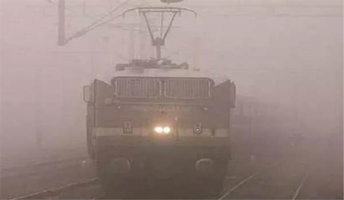 छठ पूजा के लिए गंगा स्नान करने जा रही महिलाओं की रेलगाड़ी से कटकर मौत