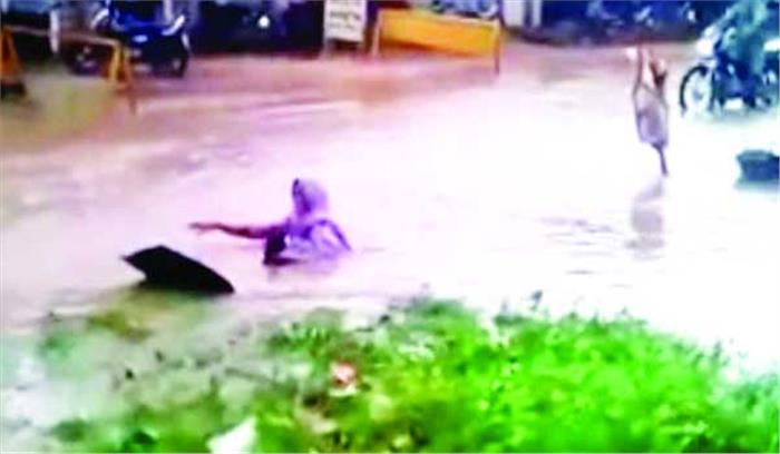 सड़क लबालब,नाला में बहने से बची वृद्धा