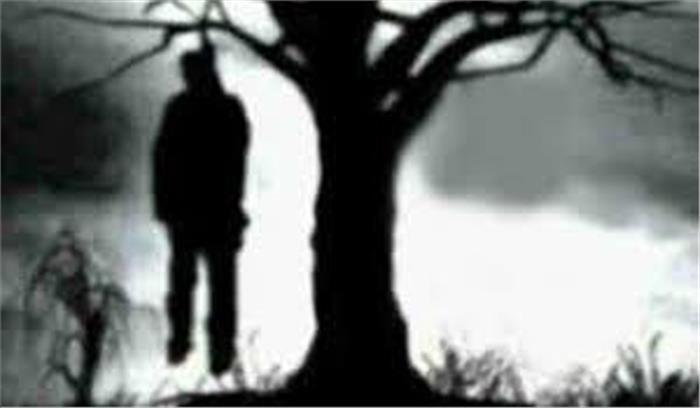 पेड़ से लटकता युवक का शव बरामद