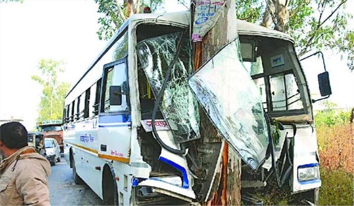 राजस्थान :यात्री बस के पेड़ से टकराने से 2 की मौत ,13 घायल