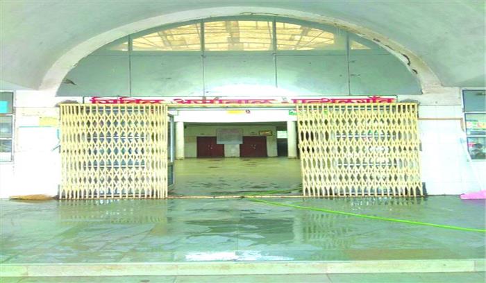 अपनी मनमानी छिपाने डॉक्टर का कराया स्थानांतरण अपनी मनमानी छिपाने डॉक्टर का कराया स्थानांतरण