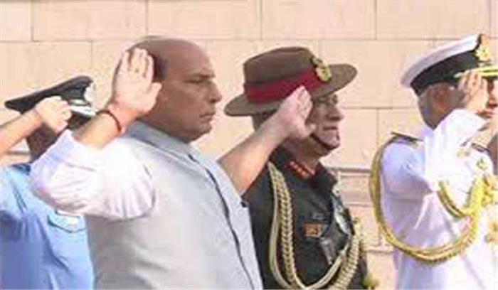 राजनाथ ने युद्ध स्मारक पर कारगिल शहीदों को दी श्रद्धांजलि