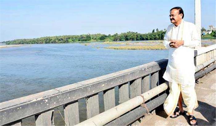 नायडू ने कावेरी के तेज प्रवाह, सुन्दरता का लिया आनंद नायडू ने कावेरी के तेज प्रवाह, सुन्दरता का लिया आनंद