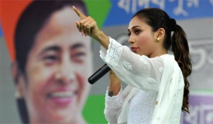 टीएमसी सांसद मिमी चक्रवर्ती ने फर्जी टीकाकरण शिविर का भंडाफोड़ किया