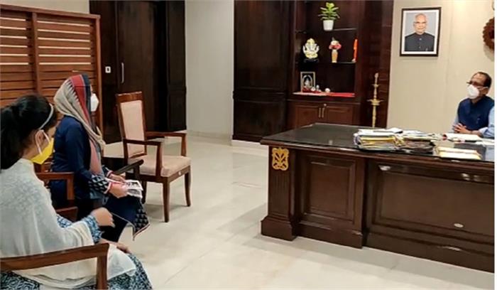 ट्रिपल तलाक मामले में पीड़ित महिला ने शिवराज से की मुलाकात ट्रिपल तलाक मामले में पीड़ित महिला ने शिवराज से की मुलाकात