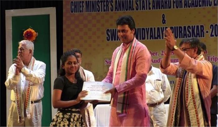 त्रिपुरा सरकार ने 79 मेधावी छात्रों को दिया एप्पल आई-पैड