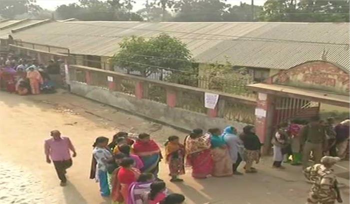 सात मतदान केन्द्रों पर सिर्फ महिला कर्मचारियों को लगाया गया सात मतदान केन्द्रों पर सिर्फ महिला कर्मचारियों को लगाया गया