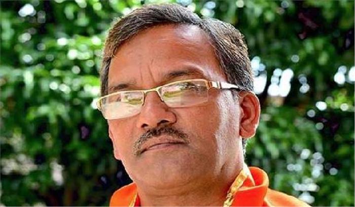 त्रिवेंद्र सिंह रावत ने घाटों की सफाई की