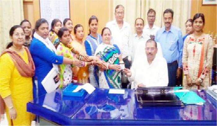 त्रिवेणी को बेस्ट महिला कर्मी सम्मान