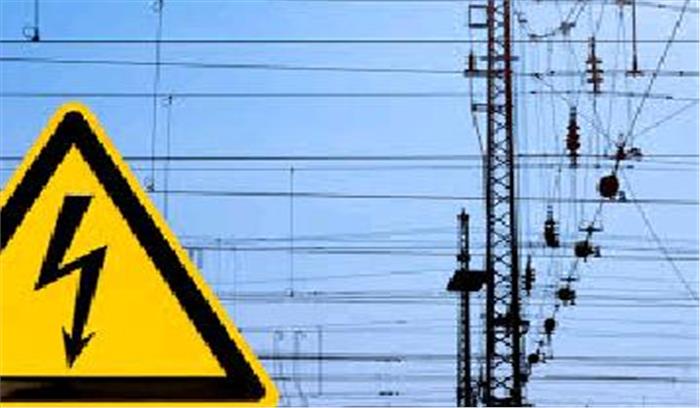 ट्राली हाइटेंशन लाइन से टकराई, एक की मौत