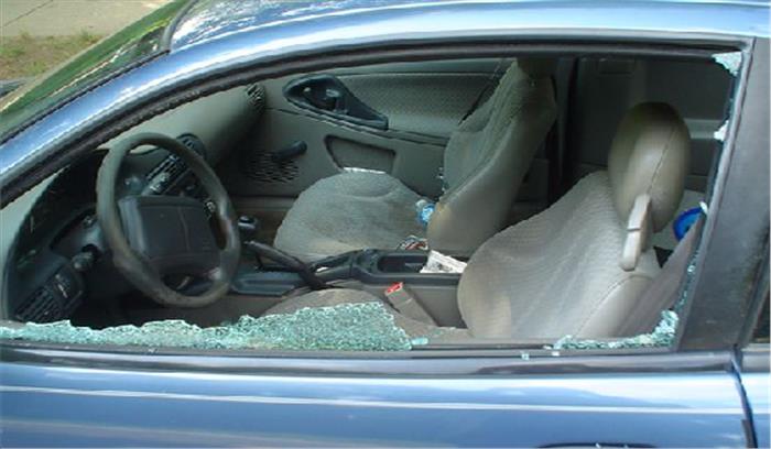 उपद्रवियों ने तोड़े दर्जनभर कार के शीशे