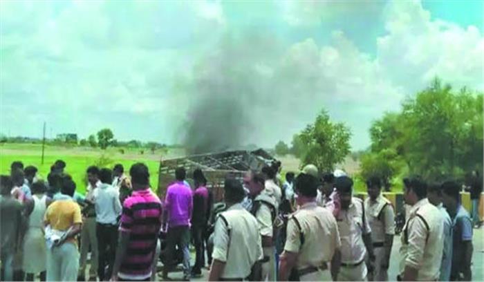 ट्रक-ट्रैक्टर की टक्कर, 7 की मौत ट्रक-ट्रैक्टर की टक्कर, 7 की मौत