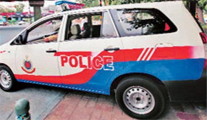 ट्रक ने पुलिस गश्ती वाहन को टक्कर मारी, दो घायल