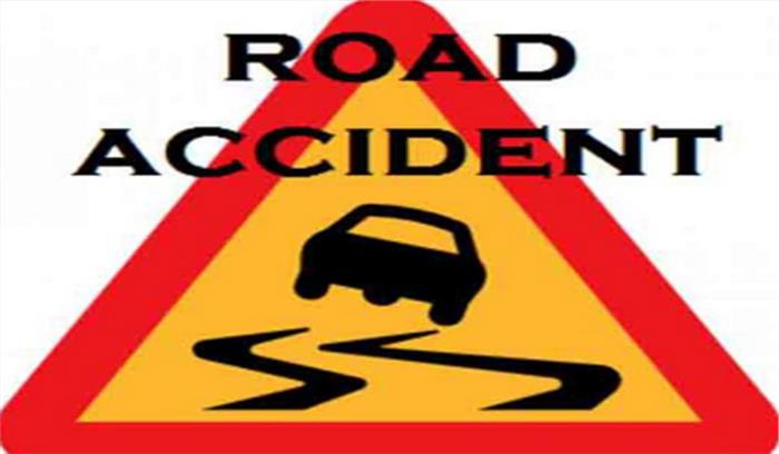 ट्रक पलटने से दो की मौत