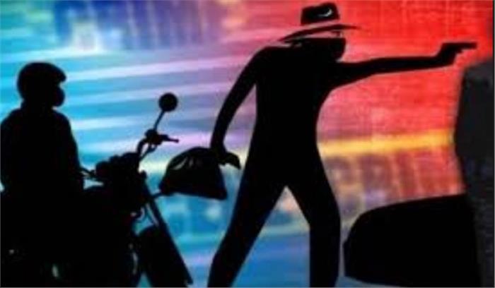 बदमाशों ने की ट्रक चालक से लूट