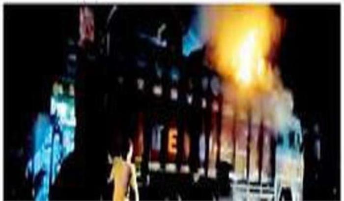 गुजरात :बिजली के तार से ट्रक में लगी आग गुजरात :बिजली के तार से ट्रक में लगी आग