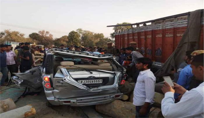 ट्रक के स्कॉर्पियो पर पलटने से 3 लोगों की मौत