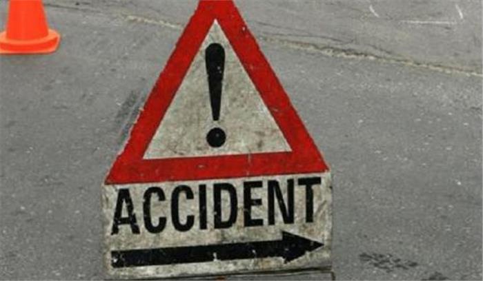 ट्रक की चपेट में आने से तीन युवकों की मौत​​​​​​​