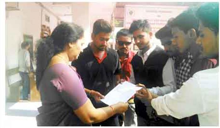 फीस के नाम पर छात्रों से ढाई हजार तक अवैध वसूली फीस के नाम पर छात्रों से ढाई हजार तक अवैध वसूली
