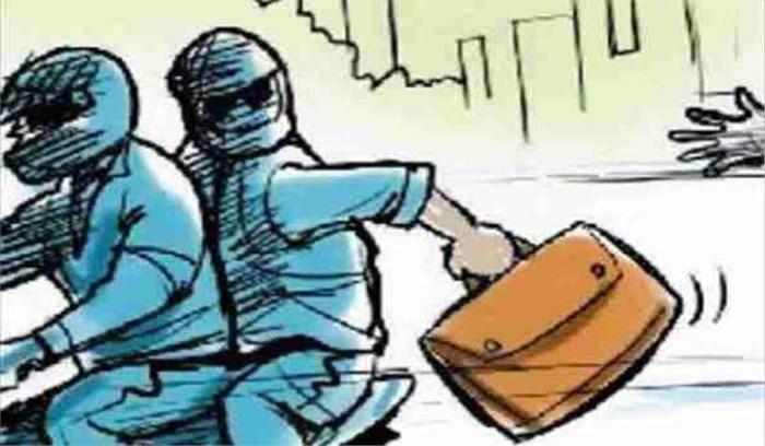 सब्जी व्यापारी का रुपए से भरा थैला छीनकर भागे दो बदमाश सब्जी व्यापारी का रुपए से भरा थैला छीनकर भागे दो बदमाश
