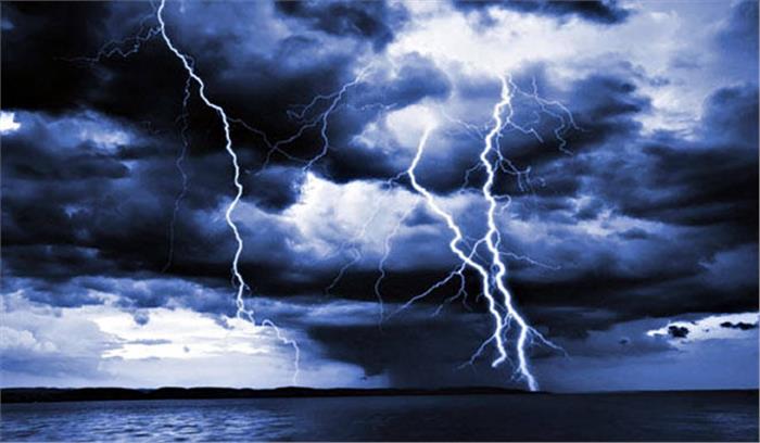 ब्रिटेन में 15,000 आकाशीय बिजली गिरने की घटनाएं दर्ज