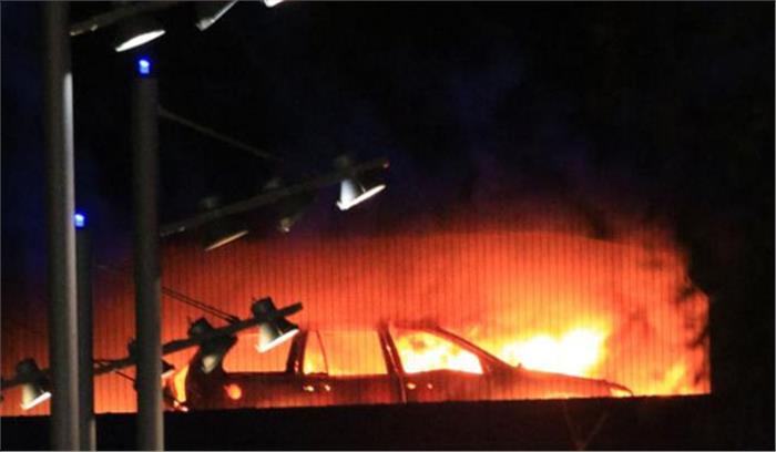 लंदन की बहुमंजिले कार पार्किंग में आग, 1400 वाहन जलकर राख