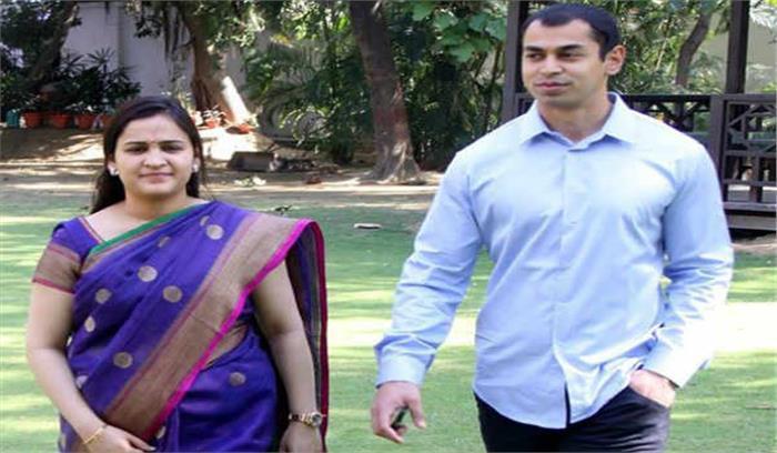 यूपी के  सीएम से मिलने पहुंचे प्रतीक यादव और अपर्णा