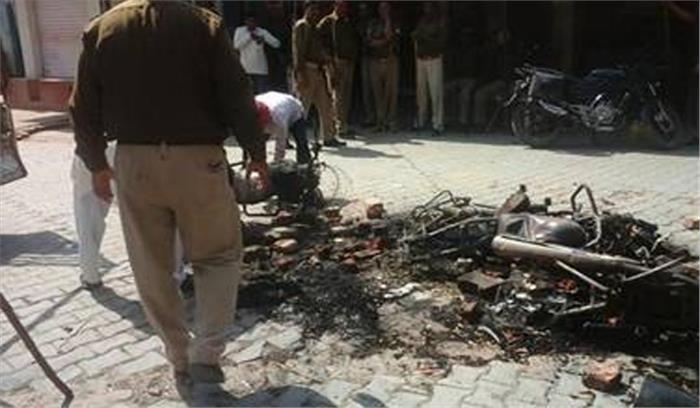 उप्र : हुड़दंगियों ने पुलिस की गाड़ी तोड़ी, बाइकों में लगाई आग