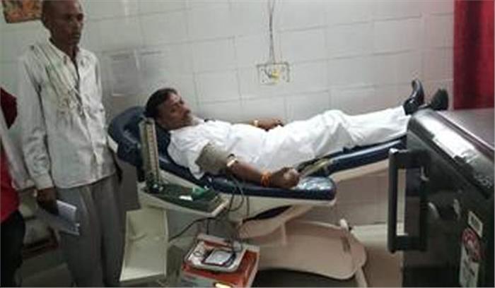 उप्र : विधायक ने रक्तदान कर बचाई मासूम की जान