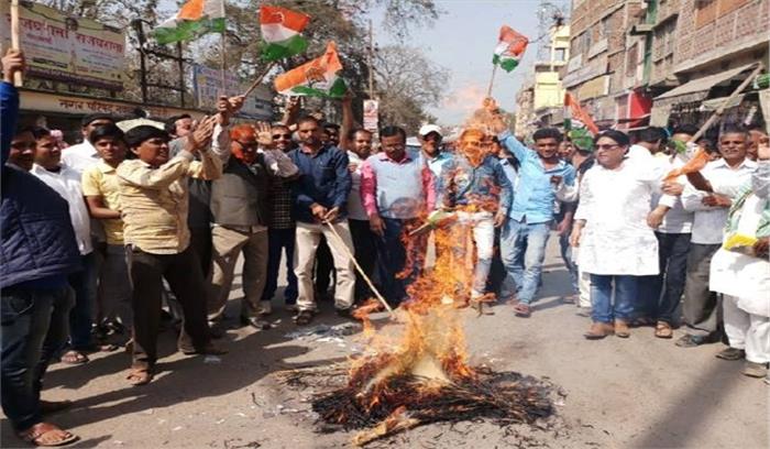 उप्र : पीएनबी घोटाले के खिलाफ कांग्रेस ने फूंका मोदी का पुतला
