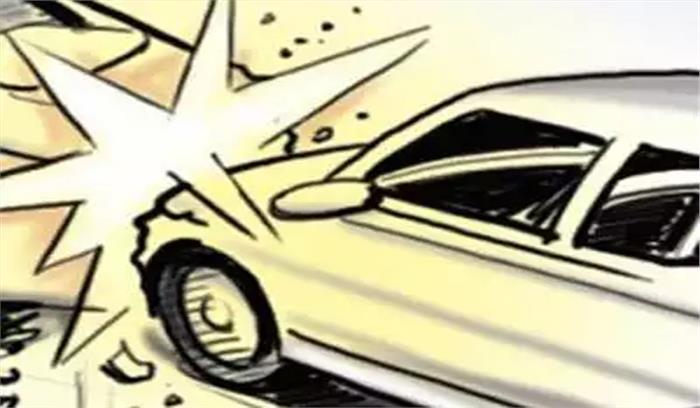 उप्र : बाराबंकी में इनोवा कार पेड़ से टकराई, 2 की मृत्यु