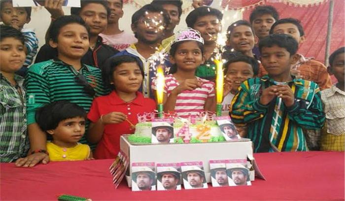 उप्र : स्कूली बच्चों ने मनाया सचिन का जन्मदिन