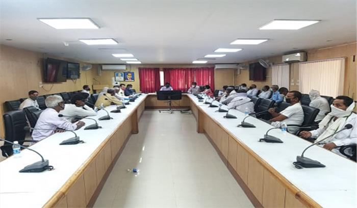 उप्र : जेवर एयरपोर्ट परियोजना से प्रभावित किसानों की डीएम ने सुनीं समस्याएं