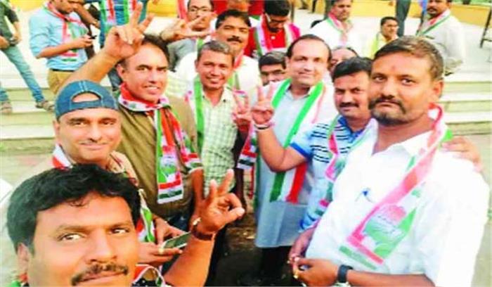 उप्र : जीत पर झूमे कांग्रेसी, फोड़े पटाखे, मिठाई बांटी उप्र : जीत पर झूमे कांग्रेसी, फोड़े पटाखे, मिठाई बांटी