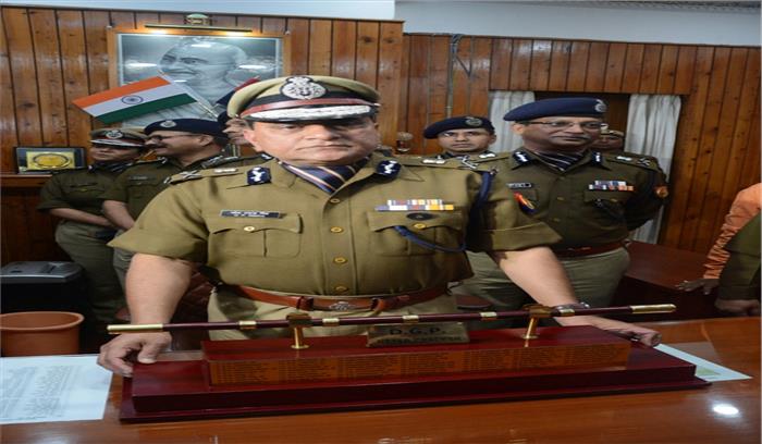 उप्र : डीजीपी ने पेश की मिसाल, घायल युवती को पहुंचाया अस्पताल