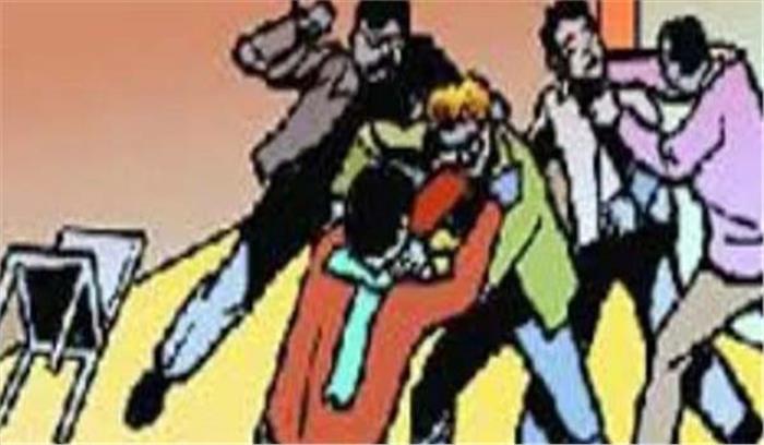 उप्र : युवक की मौत से गुस्साए परिजनों ने डॉक्टर को पीटा उप्र : युवक की मौत से गुस्साए परिजनों ने डॉक्टर को पीटा