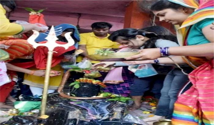 उप्र : डेढ़ लाख श्रद्धालुओं ने नीलकंठ के दर्शन किए