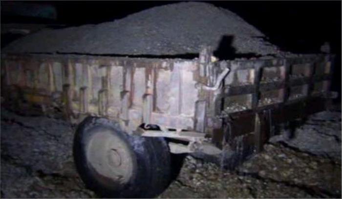 उप्र : अंधेरे का लाभ उठा रेत माफिया कर रहे अवैध खनन