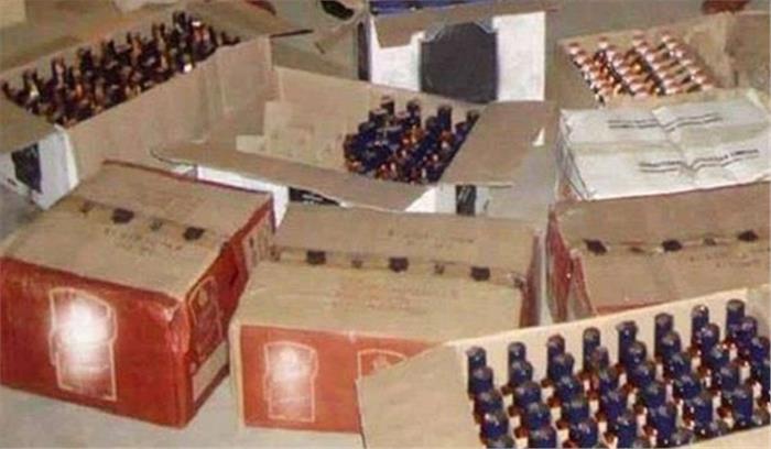 उप्र में अवैध शराब कारोबार में 4900 गिरफ्तार,4,56,413 लीटर शराब बरामद