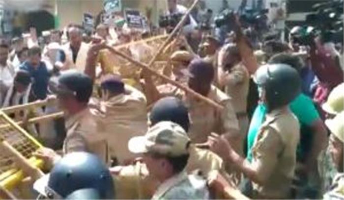 उप्र : कांग्रेसियों पर पुलिस का लाठीचार्ज, राज बब्बर समेत सैंकड़ों कार्यकर्ताओं हिरासत में उप्र : कांग्रेसियों पर पुलिस का लाठीचार्ज, राज बब्बर समेत सैंकड़ों कार्यकर्ताओं हिरासत में
