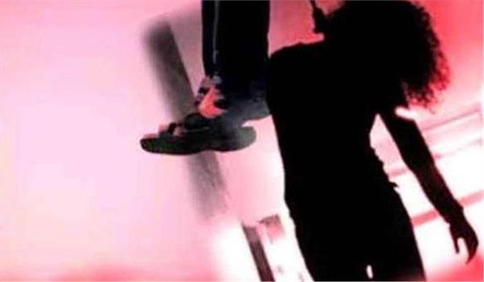 उप्र : फतेहपुर में प्रेमी जोड़े ने फांसी लगाई, युवती की मौत उप्र : फतेहपुर में प्रेमी जोड़े ने फांसी लगाई, युवती की मौत