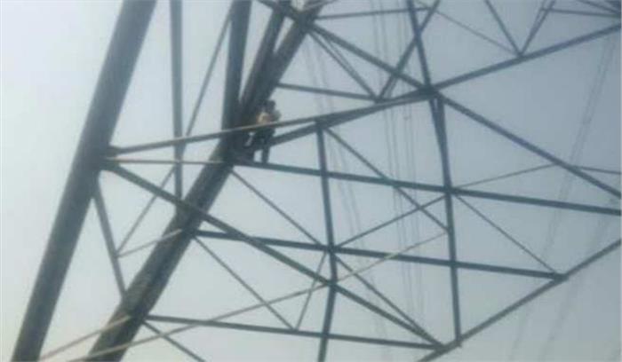 उप्र : कब्रिस्तान पर अवैध कब्जे के खिलाफ युवक मोबाइल टावर पर चढ़ा