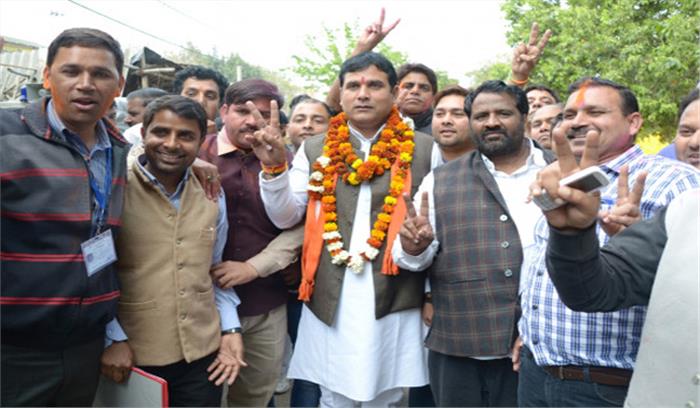 उप्र : धरने पर बैठे भाजपा विधायक को मिला विपक्ष का समर्थन