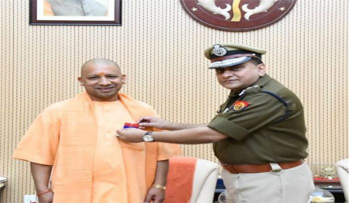 उप्र : पुलिस झंडा दिवस पर डीजीपी ओम प्रकाश सिंह ने योगी को लगाया फ्लैग