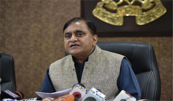 उप्र : डीजीपी ने बिना हेलमेट वालों का कटवाया चालान