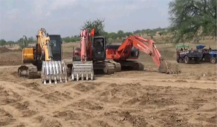 उप्र : अवैध खनन करतीं पांच पोकलैंड मशीनें जब्त