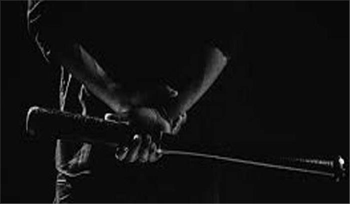 उप्र : पुलिस ने युवक को उल्टा लटकाकर पीटा, हालत बिगड़ी