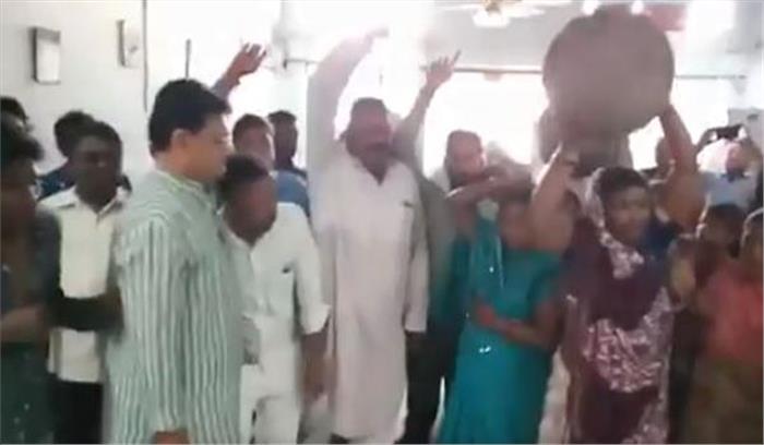 उप्र : पानी के लिए कांग्रेसियों ने अफसर के दफ्तर में मटका फोड़ा